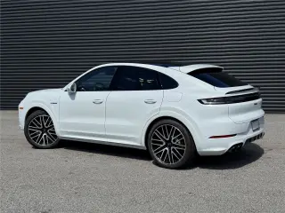 2025 Porsche Cayenne Coup Turbo E-Hybrid - Photo 21
