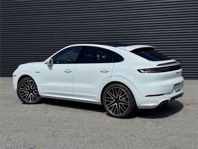 2025 Porsche Cayenne Coup Turbo E-Hybrid - Photo 22