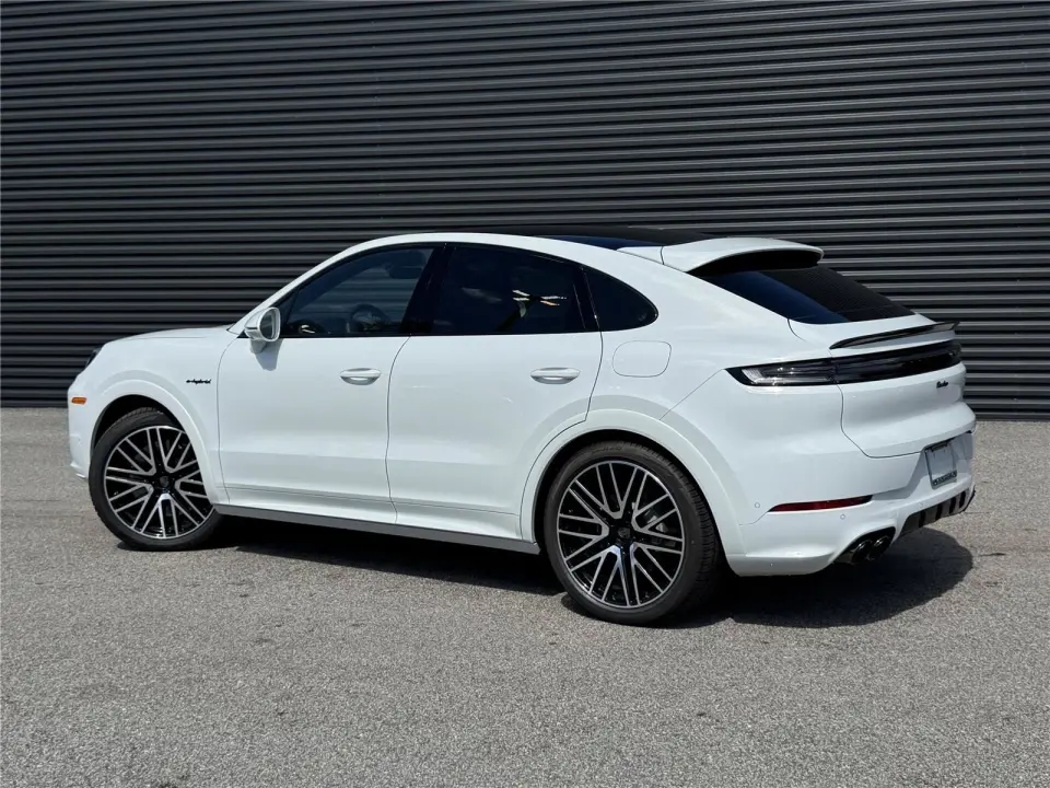 2025 Porsche Cayenne Coup Turbo E-Hybrid - Photo 23