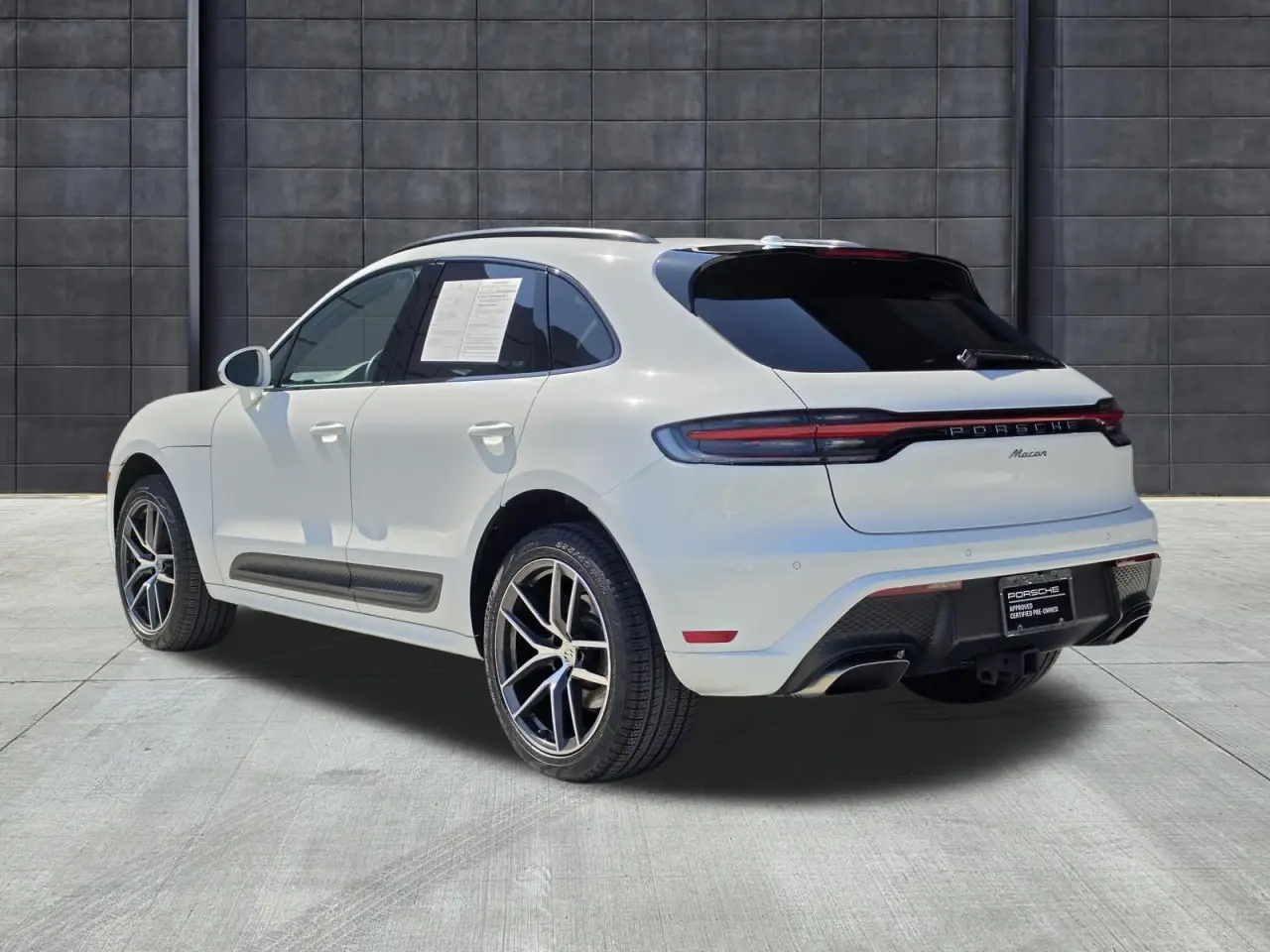 2025 Porsche Macan T - Photo 24