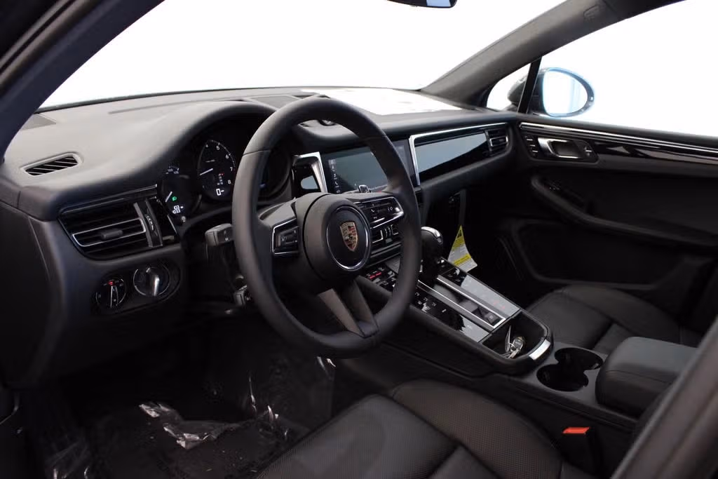 2025 Porsche Macan - Photo 28