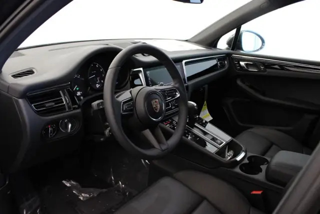 2025 Porsche Macan - Photo 30