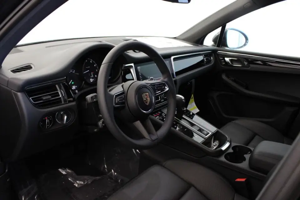 2025 Porsche Macan - Photo 31