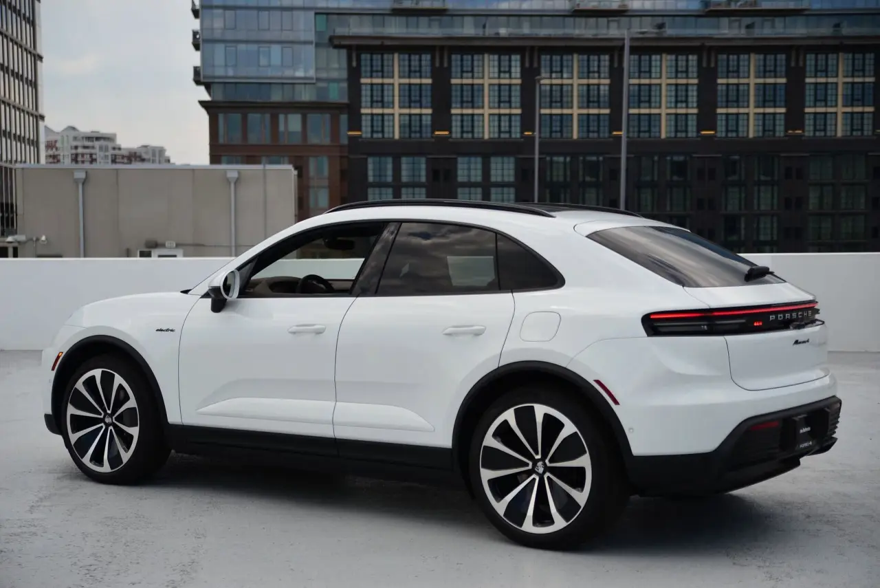 2025 Porsche Macan Base - Photo 24