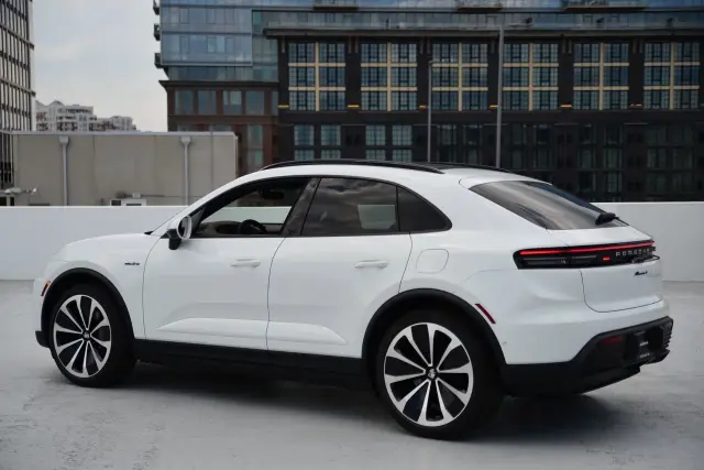 2025 Porsche Macan Base - Photo 22