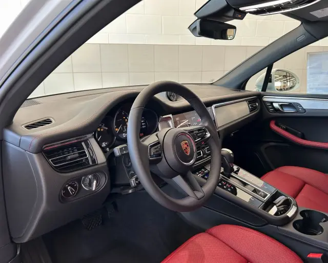 2026 Porsche Macan - Photo 30