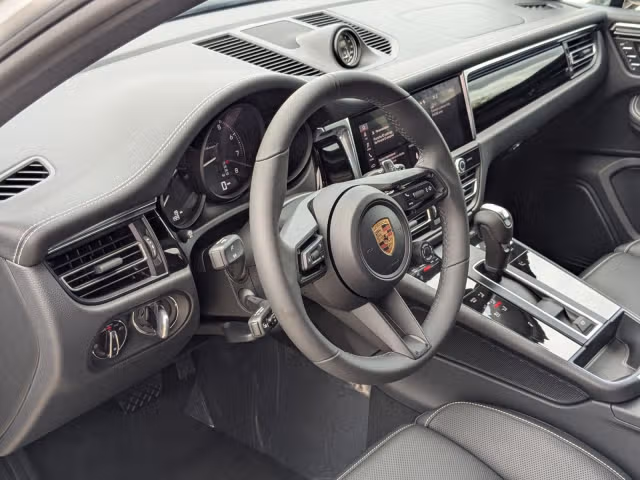 2026 Porsche Macan T - Photo 26