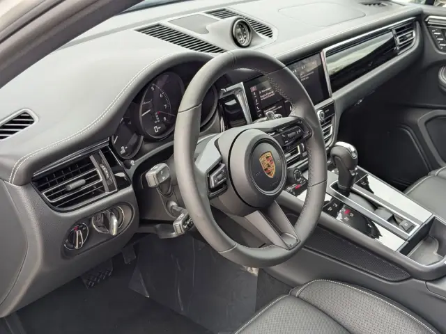 2026 Porsche Macan T - Photo 30