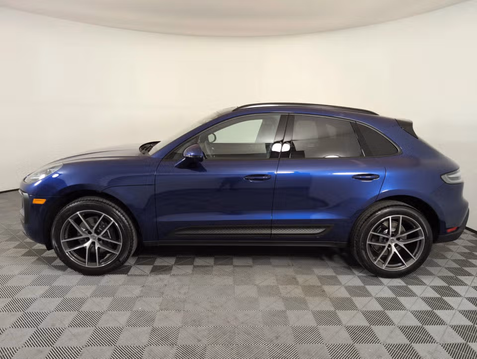 2025 Porsche Macan T - Photo 11