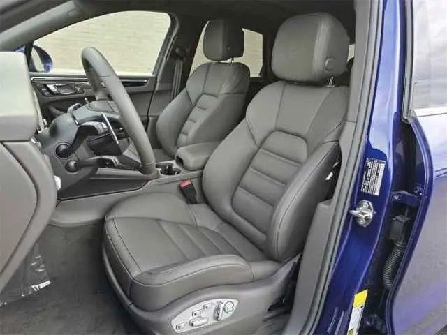 2025 Porsche Macan - Photo 40