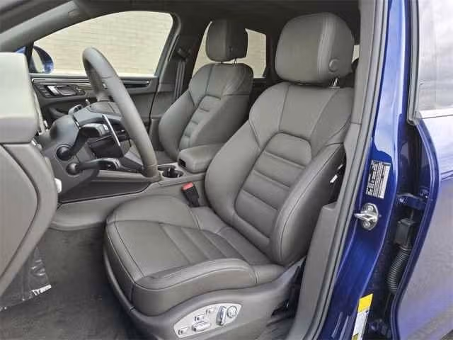 2025 Porsche Macan - Photo 34