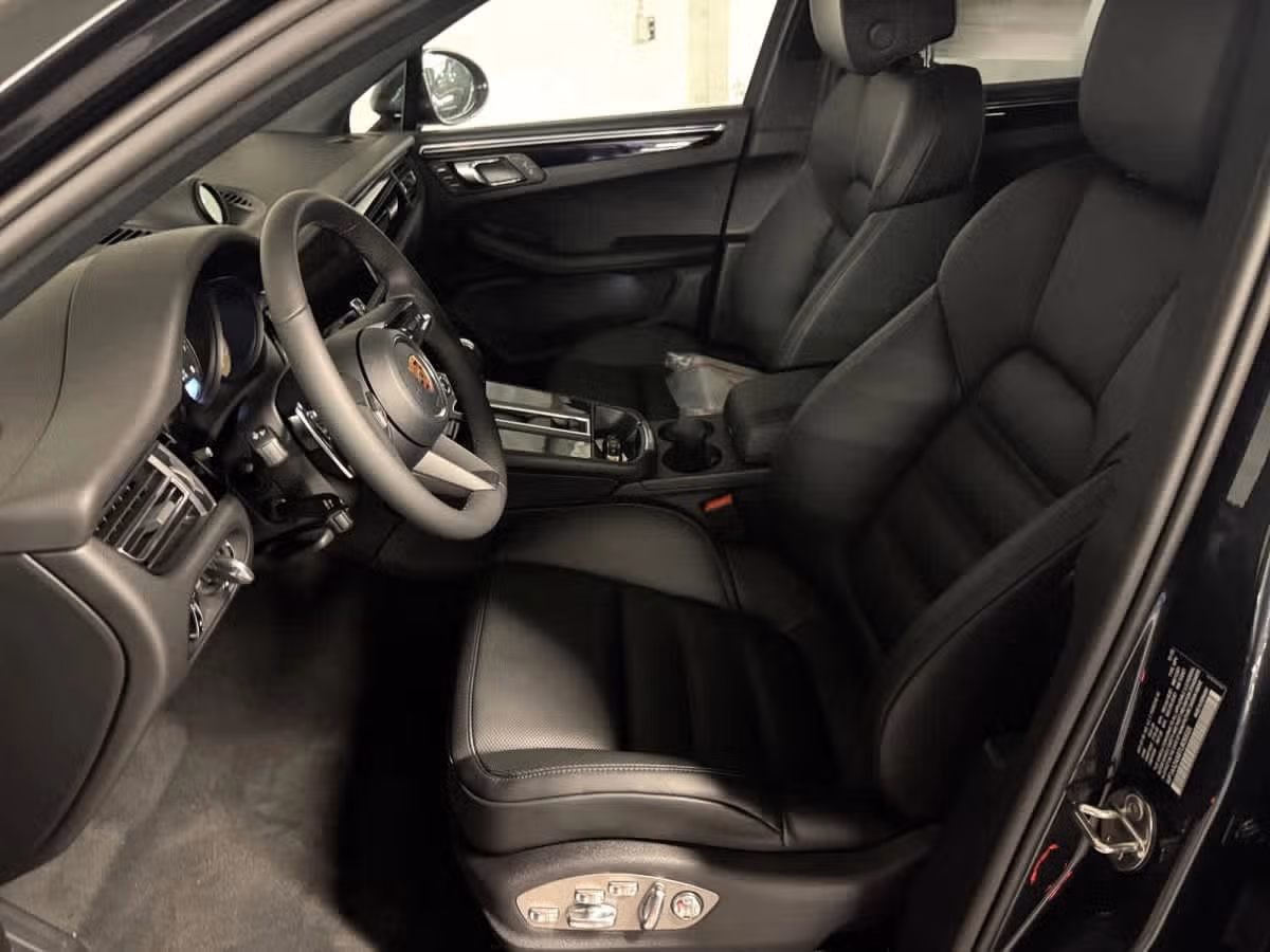 2026 Porsche Macan - Photo 36