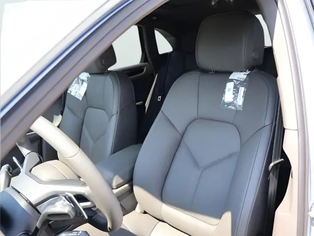2025 Porsche Macan - Photo 38