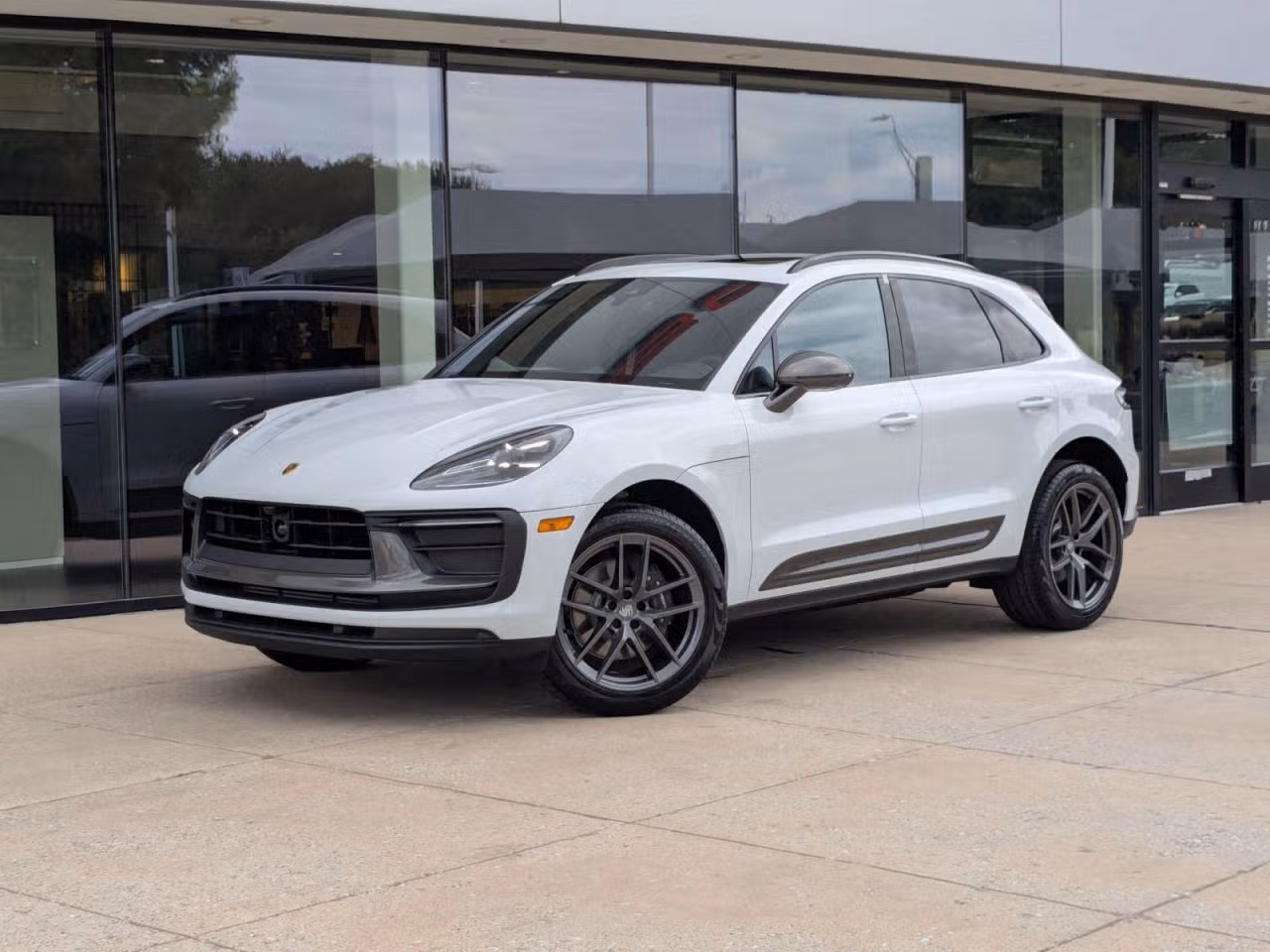2026 Porsche Macan T - Photo 4