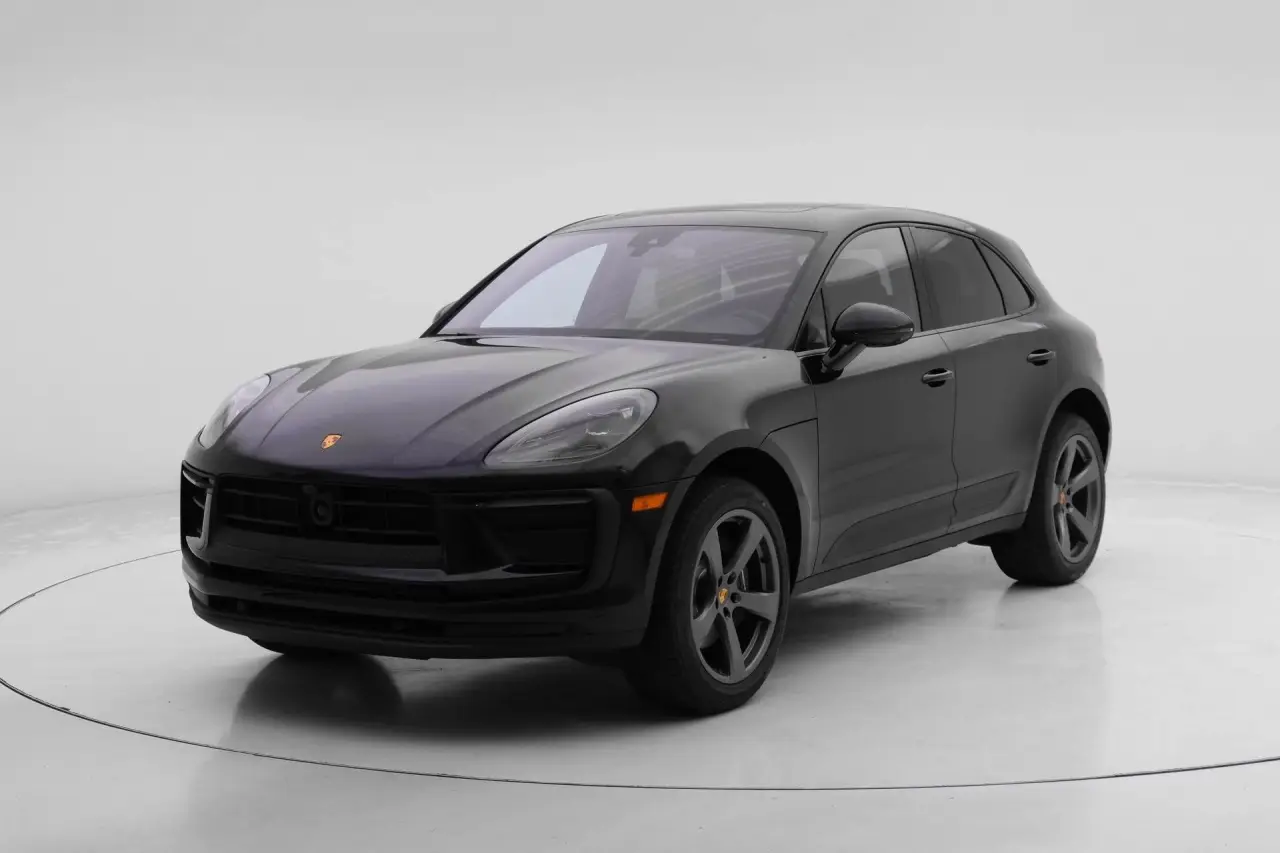 2026 Porsche Macan T - Photo 8
