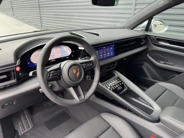 2025 Porsche Macan Base - Photo 31