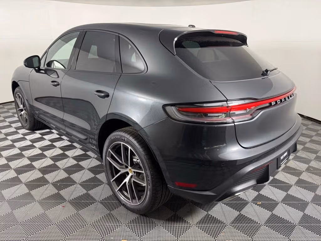 2026 Porsche Macan - Photo 12