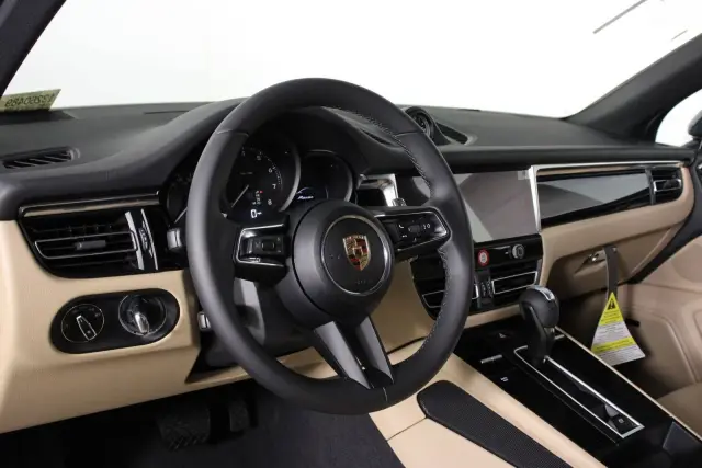 2026 Porsche Macan T - Photo 30