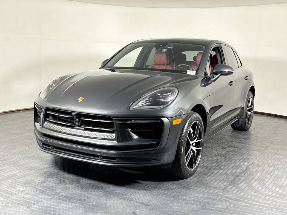2025 Porsche Macan Base