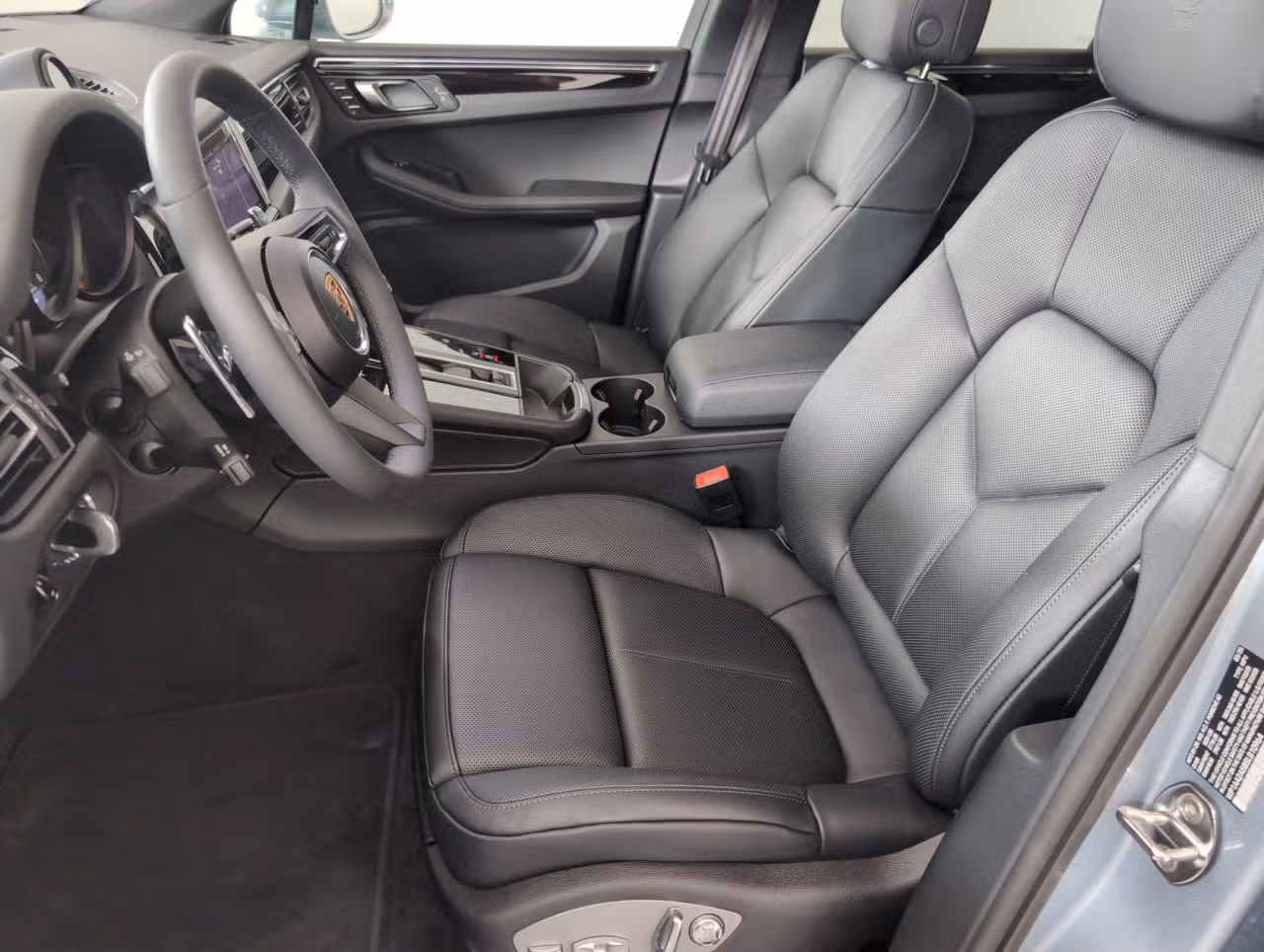 2025 Porsche Macan - Photo 36