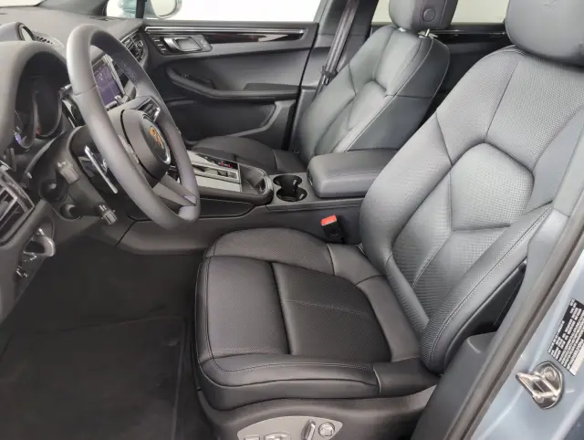2025 Porsche Macan - Photo 38