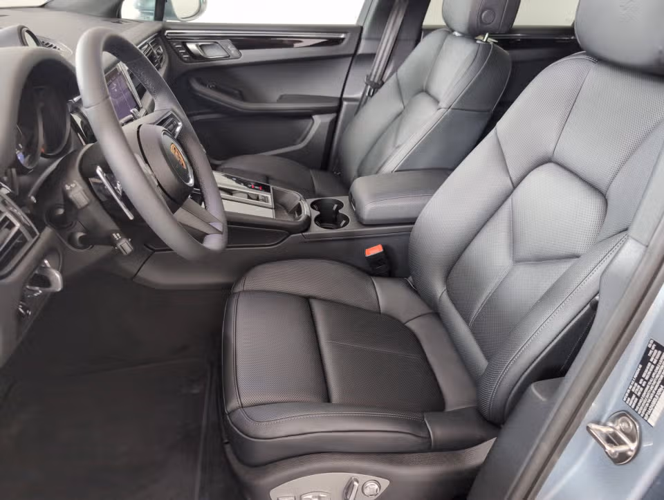 2025 Porsche Macan - Photo 35