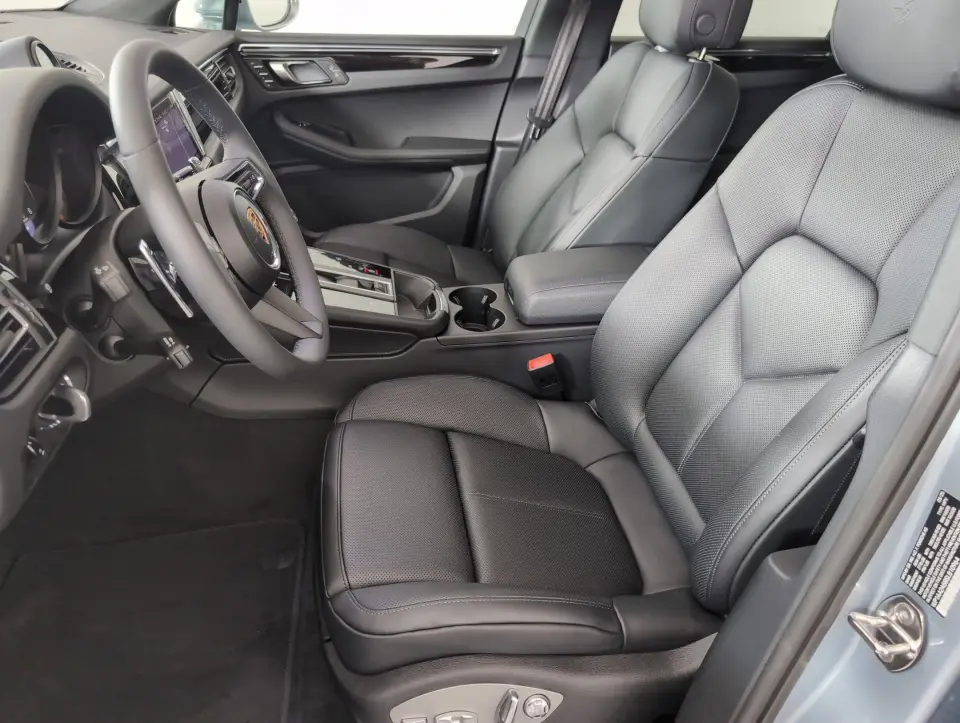 2025 Porsche Macan - Photo 39