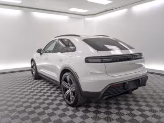 2025 Porsche Macan Base - Photo 17
