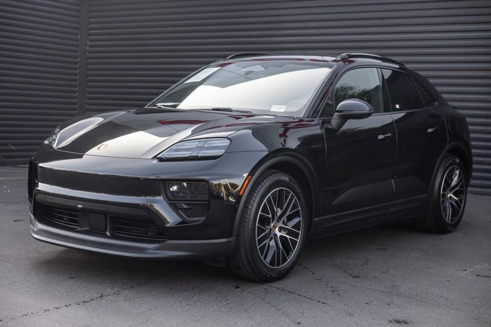 2025 Porsche Macan Base