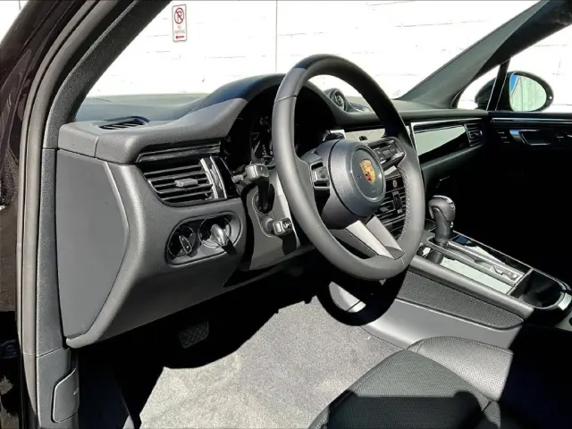 2026 Porsche Macan T - Photo 30