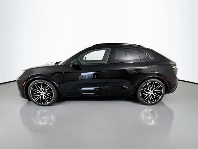 2025 Porsche Macan Turbo Electric - Photo 14
