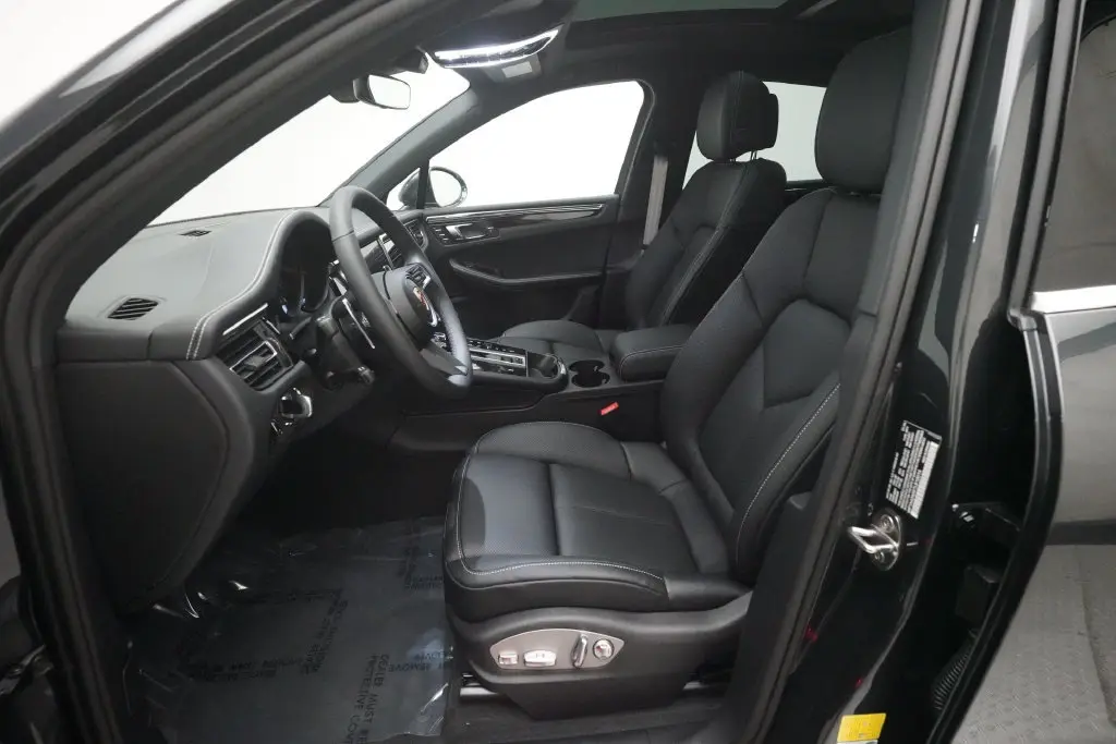 2026 Porsche Macan T - Photo 32