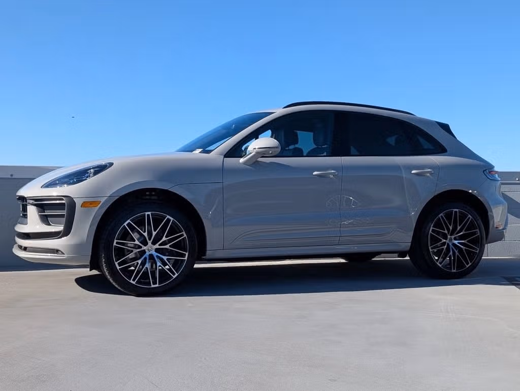 2026 Porsche Macan - Photo 12