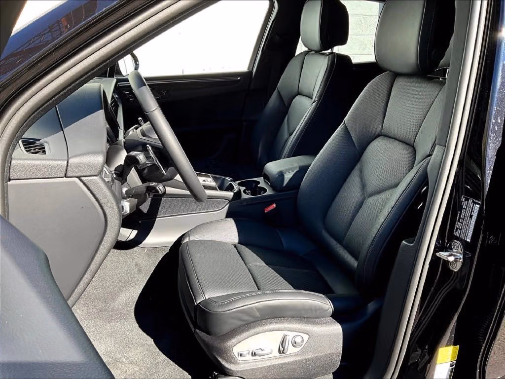 2026 Porsche Macan T - Photo 36