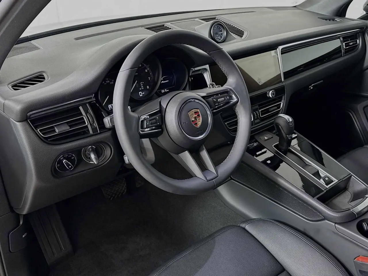 2025 Porsche Macan T - Photo 32