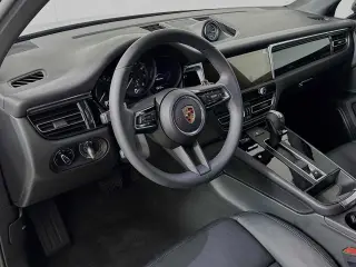2025 Porsche Macan T - Photo 29
