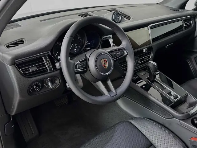 2025 Porsche Macan T - Photo 30