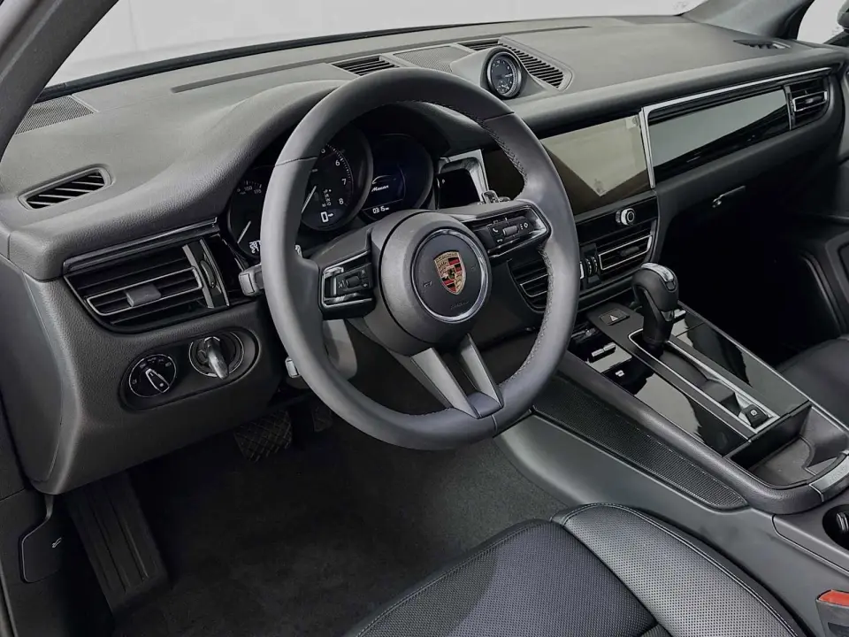 2025 Porsche Macan T - Photo 31