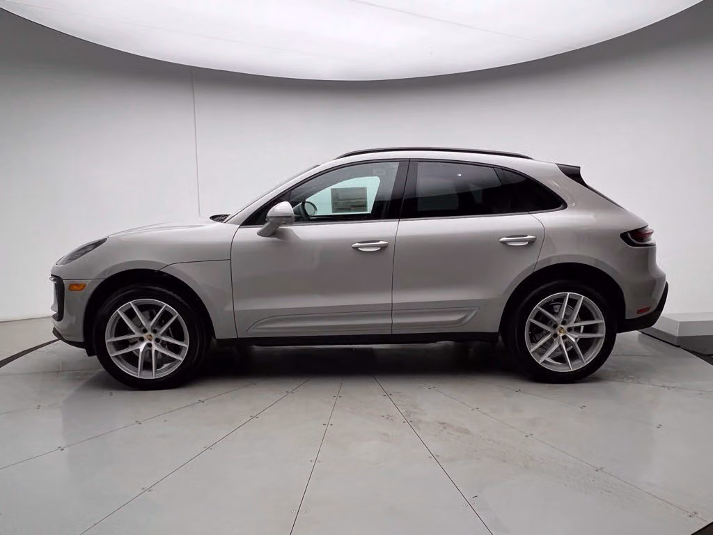 2026 Porsche Macan T - Photo 12