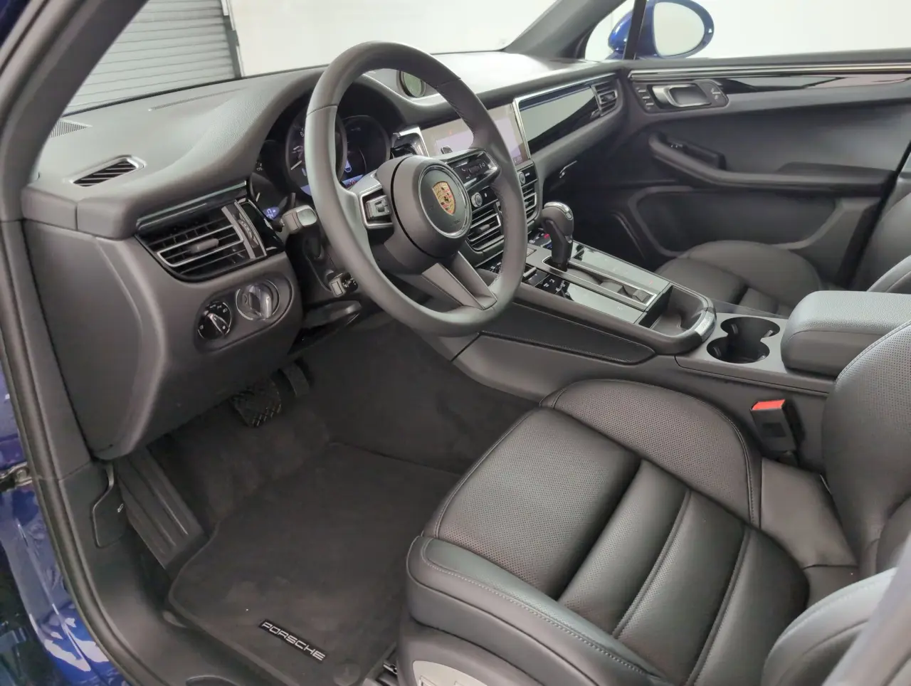 2025 Porsche Macan T - Photo 32