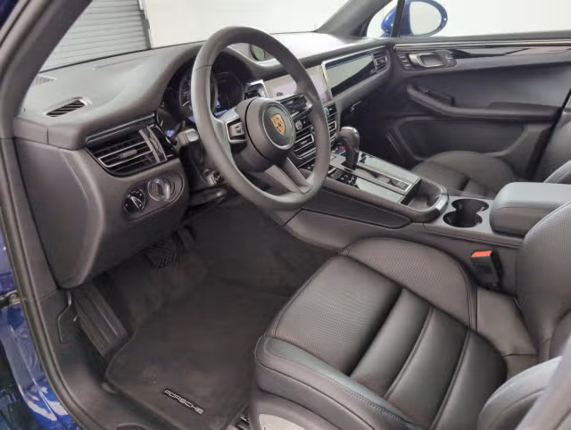 2025 Porsche Macan T - Photo 26