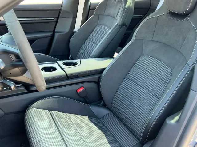 2025 Porsche Taycan Base - Photo 38