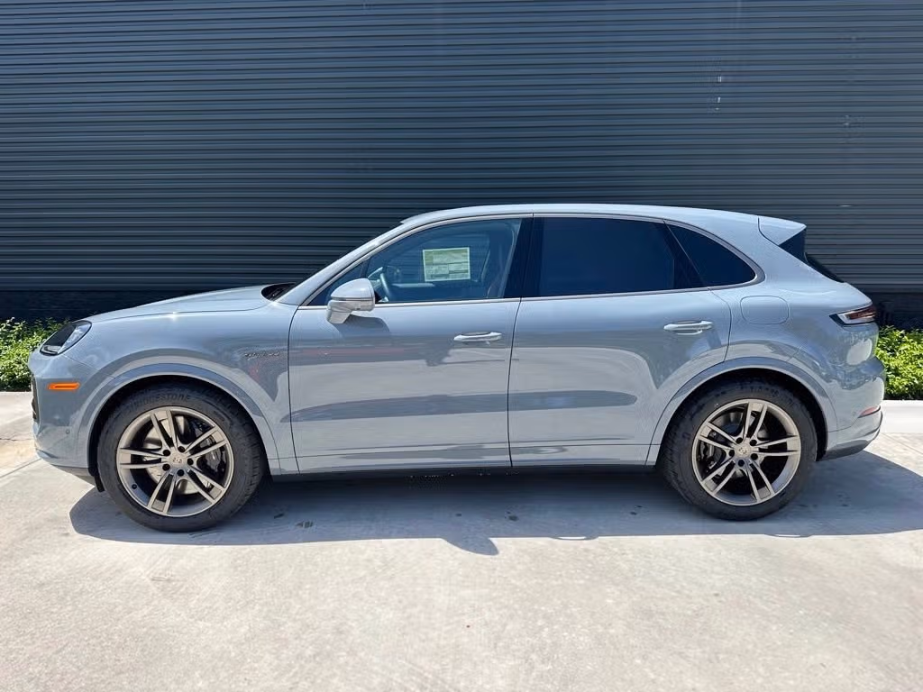 2025 Porsche Cayenne Turbo E-Hybrid - Photo 12