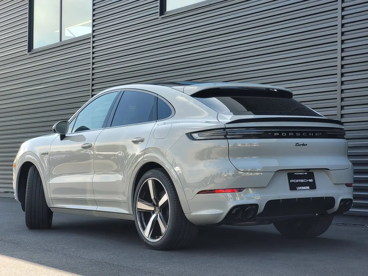2025 Porsche Cayenne Coup Turbo E-Hybrid - Photo 24