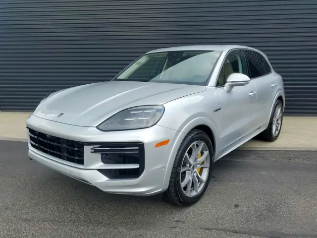 2025 Porsche Cayenne Turbo E-Hybrid - Photo 6