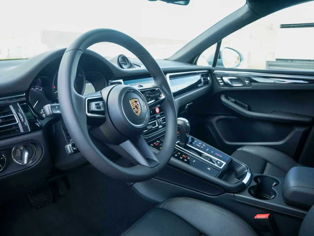 2026 Porsche Macan - Photo 32