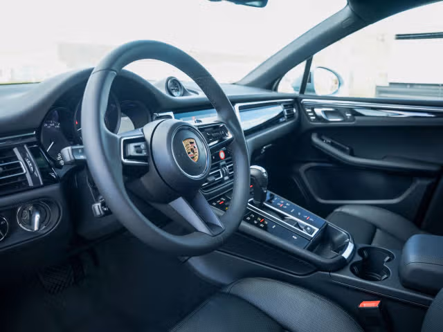 2026 Porsche Macan - Photo 26