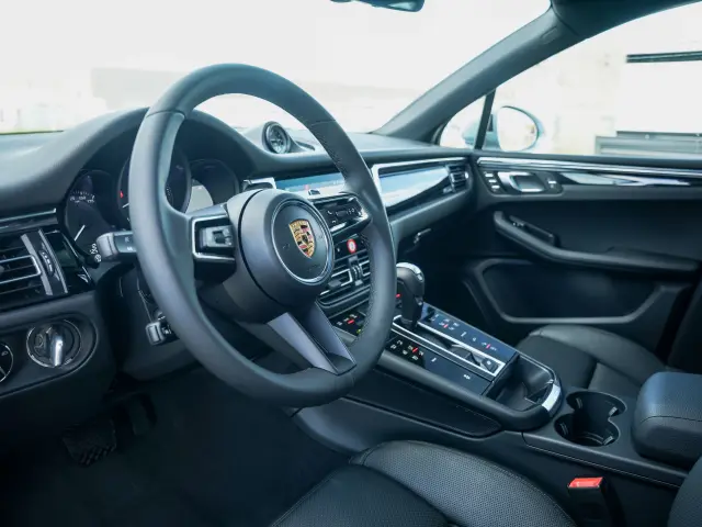 2026 Porsche Macan - Photo 30