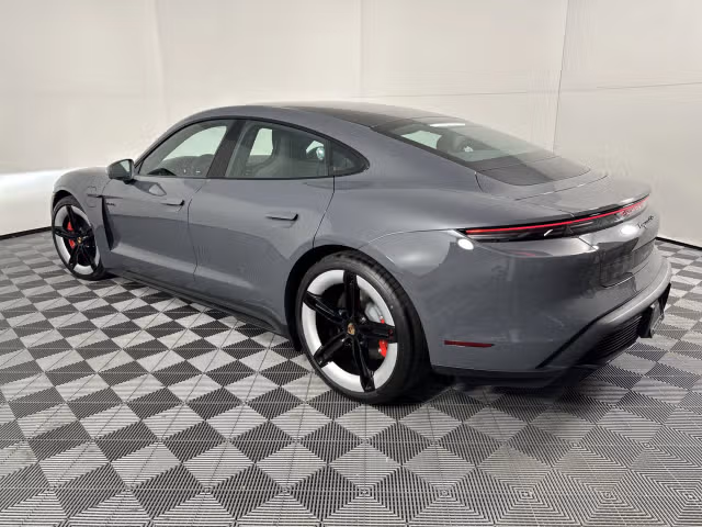 2025 Porsche Taycan GTS - Photo 18