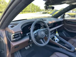 2025 Porsche Macan Turbo Electric - Photo 29